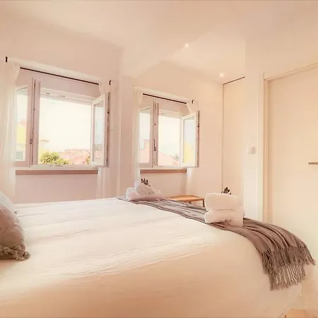 Cozy Apartment With Private Courtyard Barcarena Exterior photo